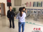图为：女孩妈妈向交警表示感谢。　临平中队供图 摄 - 浙江新闻网