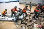 5月26日，特战队员正在开展快速登岛训练。当天，武警浙江总队组织直属、宁波、舟山、台州支队特战分队跨区驰援至舟山某孤岛开展遭“敌”袭击、抢滩登陆、孤岛野外生存等实战化训练。 中新社记者 殷福军 摄 - 浙江新闻网