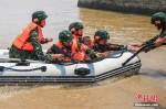 5月26日，武警官兵们正在相互协同配合下完成训练。当天，武警浙江总队组织直属、宁波、舟山、台州支队特战分队跨区驰援至舟山某孤岛开展遭“敌”袭击、抢滩登陆、孤岛野外生存等实战化训练。 中新社记者 殷福军 摄 - 浙江新闻网