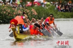 5月29日，由来自宁波和台湾的海峡两岸代表队共同参加的“两岸一家亲·龙舟端午情”秀美浃江龙舟赛在宁波北仑小港街道小浃江上举行。　夏亮　摄 - 浙江新闻网