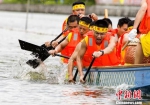 5月29日，由来自宁波和台湾的海峡两岸代表队共同参加的“两岸一家亲·龙舟端午情”秀美浃江龙舟赛在宁波北仑小港街道小浃江上举行。　夏亮 摄 - 浙江新闻网