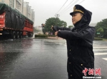 永康暴雨，路政人员坚守一线冒雨执勤　永康市交通运输局提供　摄 - 浙江新闻网