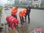 永康暴雨，路政人员坚守一线冒雨执勤 永康市交通运输局提供 摄 - 浙江新闻网