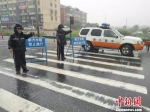 永康暴雨，路政人员坚守一线冒雨执勤 永康市交通运输局提供 摄 - 浙江新闻网