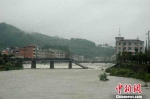 因强降雨,浙江东阳里歌线公路桥(湖溪清济桥)桥墩冲毁,南端桥梁(约30米)出现垮塌。 杜倩倩 摄 - 浙江新闻网