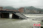 因强降雨,浙江东阳里歌线公路桥(湖溪清济桥)桥墩冲毁,南端桥梁(约30米)出现垮塌。 杜倩倩 摄 - 浙江新闻网