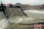 因强降雨,浙江东阳里歌线公路桥(湖溪清济桥)桥墩冲毁,南端桥梁(约30米)出现垮塌。 杜倩倩 摄 - 浙江新闻网