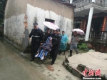 图为：民警救出101岁老人。　徐俊智　摄 - 浙江新闻网