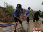 图为：民警抢修许埠大坝。　邵士明 摄 - 浙江新闻网