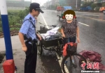 图为：民警为六旬老人找回三轮车。　浦江公安供图 摄 - 浙江新闻网