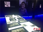 图为《丝路帆影·源自英国皇家格林威治的影像图片首展》现场　李佳赟　摄 - 浙江新闻网