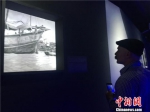 图为《丝路帆影·源自英国皇家格林威治的影像图片首展》现场 李佳赟 摄 - 浙江新闻网