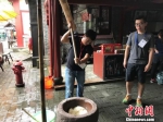 　　香港青年走进横店影视城，体验打糍粑 奚金燕 摄 - 浙江新闻网