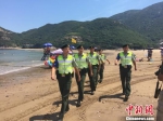 图为：舟山边防支队桃花边防派出所的“旅游警察”正在开展治安巡逻检查。　何蒋勇 摄 - 浙江新闻网