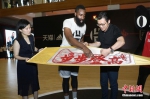 8月10日傍晚，美国男子职业篮球联赛（简称“NBA”）球星詹姆斯·哈登现身浙江杭州阿里巴巴西溪园区。当天，在阿里巴巴西溪园区篮球馆，由阿里88会员组成的天猫队和身着黑色球衣的火拼队打得热火朝天，而蓄着标志性大胡子的哈登作为助理主教练，不时给予热情鼓励，还为队友“面授机宜”传授战术，甚至按捺不住亲自上场，展示了一把他的超距三分球。主办方供图 - 浙江新闻网