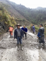 　季德寿在永嘉岩坦镇岩龙村带领村民修路以发展旅游。 - 浙江新闻网