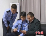 图为：民警向陈亚玲的父亲陈宗标介绍“最多跑一次”相关事项。 丽水公安供图 - 浙江新闻网