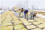 1月29日，长兴县夹浦镇组织人员在主干道路、桥梁等处铺设了3000只麻袋和2万张草皮，保证行人、车辆安全出行。 拍友 谭云俸 张泽民 摄 - 浙江新闻网