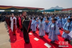 3月23日，学生们正在浙江省宁波市象山“行拜师礼”。当天，在象山影视城大理皇宫举行千人“穿汉服学国学”学生汉服诗书大会，老师为孩子们讲授国学知识，向大家介绍孔子，教孩子们要正衣冠、拜孔子、诵国韵 - 浙江新闻网