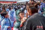 3月23日，学生们正在浙江省宁波市象山“行拜师礼”。当天，在象山影视城大理皇宫举行千人“穿汉服学国学”学生汉服诗书大会，老师为孩子们讲授国学知识，向大家介绍孔子，教孩子们要正衣冠、拜孔子、诵国韵 - 浙江新闻网