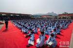 3月23日，学生们正在浙江省宁波市象山“行拜师礼”。当天，在象山影视城大理皇宫举行千人“穿汉服学国学”学生汉服诗书大会，老师为孩子们讲授国学知识，向大家介绍孔子，教孩子们要正衣冠、拜孔子、诵国韵 - 浙江新闻网