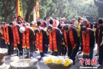 图为：岳飞后裔祭拜现场 方堃 摄 - 浙江新闻网