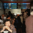 图为：尽管在中午时分，该早餐店仍有不少顾客。 - 浙江新闻网