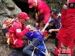 救援人员小心翼翼地将方先生抬下山　义乌公安提供　 - 浙江网