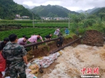 杭州建德市下涯镇大洲溪大洲村堤坝坍塌。　方琳 摄 - 浙江新闻网