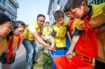 学生争当垃圾分类小能手。胡丰盛 摄 - 浙江网