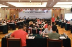 图为：众多棋手在对弈。王刚摄 - 浙江新闻网